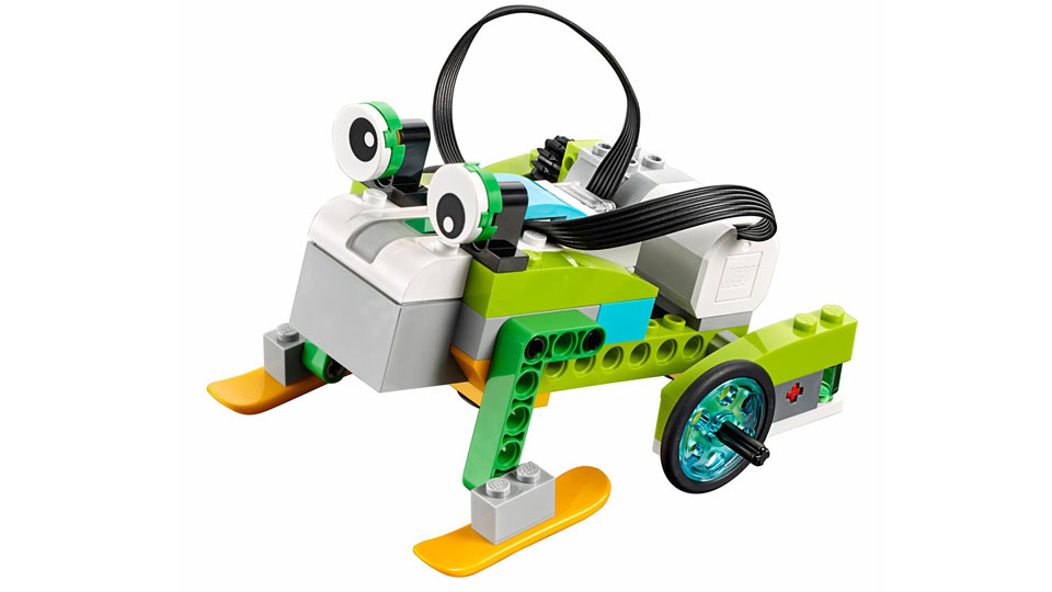 En legorobot med ögon, hjul bak och skidor fram.