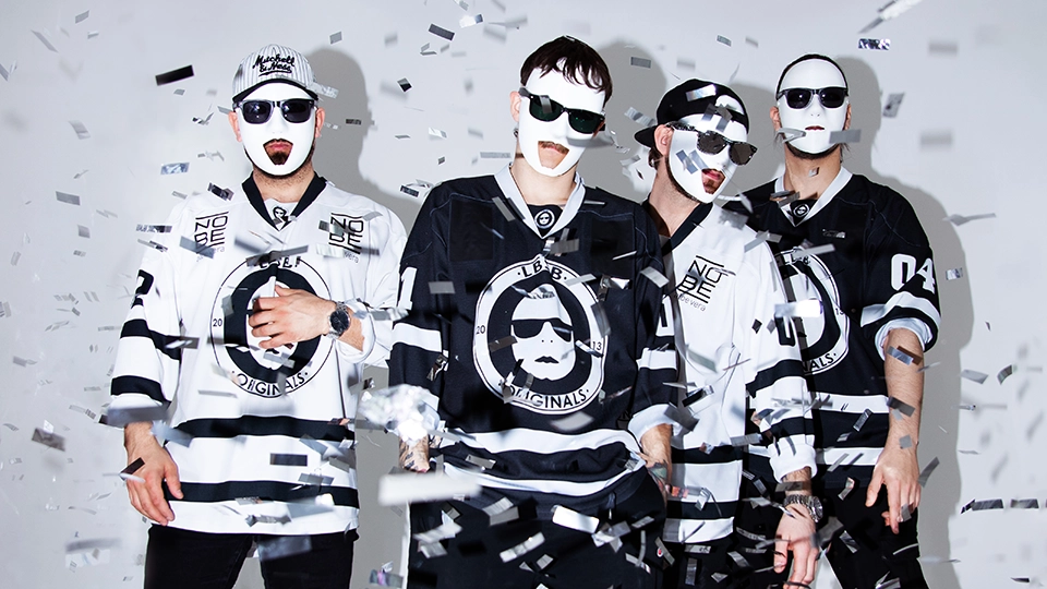 Fyra artister med masker.